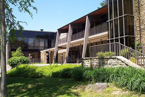 The lodge and Grayson’s Landing at Rough River Dam State Resort Park